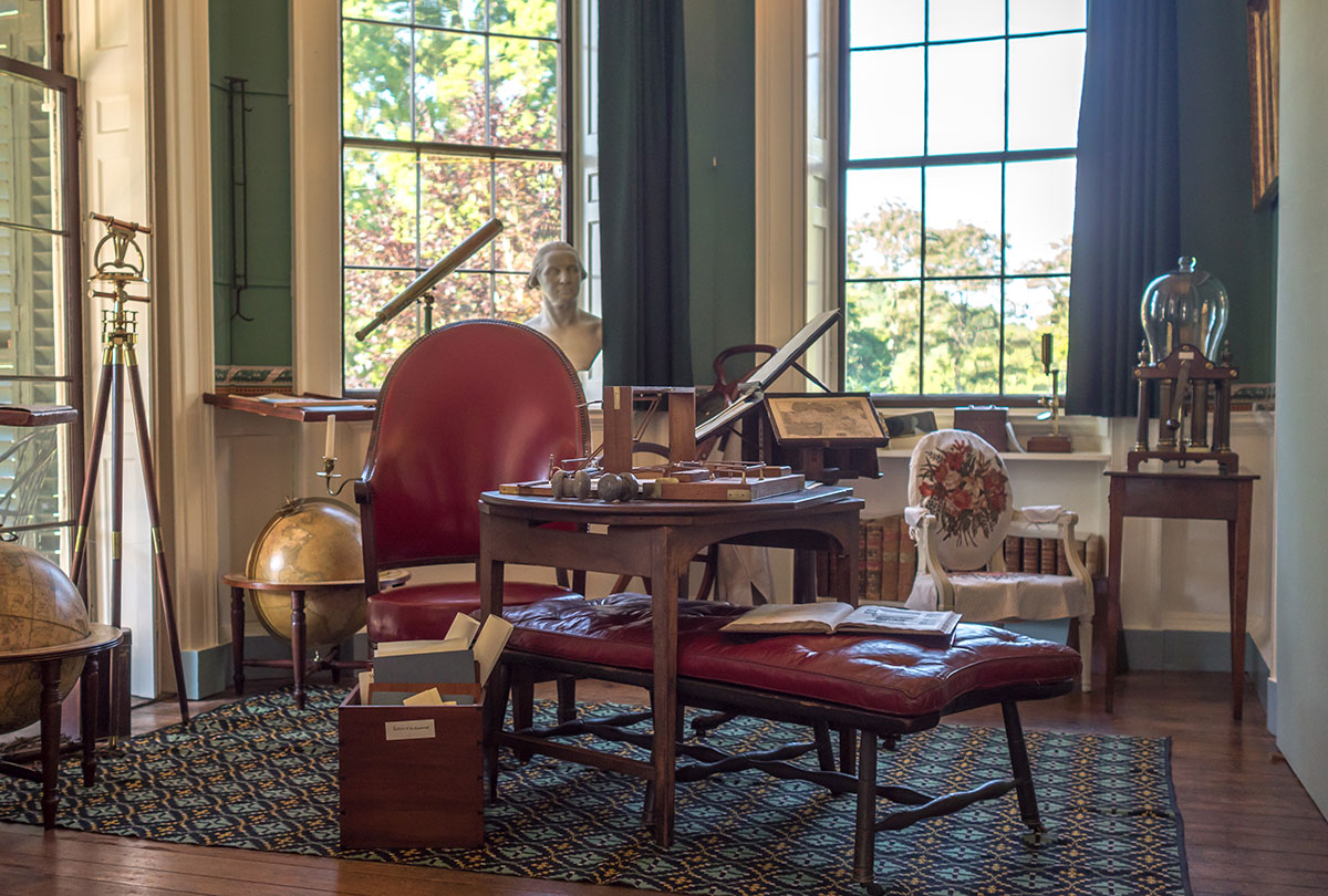 группа she. He home earlier. сделай предложения отрицательными. Get up!. мужчина и женщина ругаются.